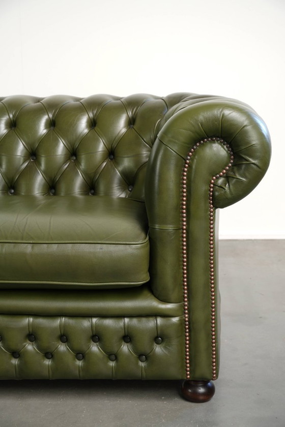 Très beau canapé Chesterfield 2,5 places en cuir de vachette vert de style anglais avec un superbe look (photo 9 of 13)