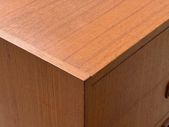 Image 1 of Cómoda de mediados de siglo con patas chapadas en teca, década de 1960.