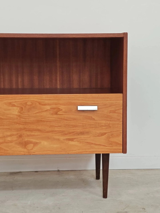 Piccola credenza in legno degli anni '70. – Armadi contenitori, Wood, Vintage (photo 2 of 18)