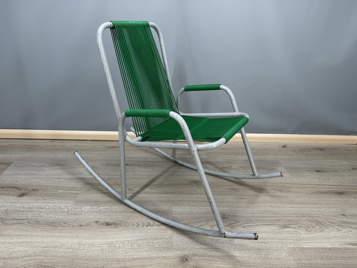 Sedia a dondolo vintage con corda verde