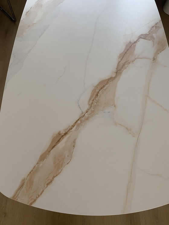 Image 1 of Tavolo da pranzo ovale danese Montello con piano in ceramica effetto marmo bianco.