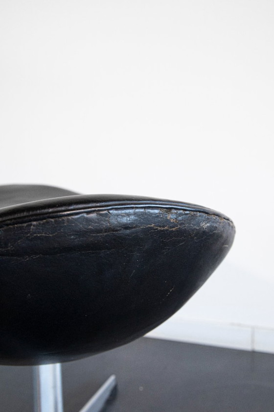 Image 1 of Arne Jacobsen – Poltrona Egg con pouf – modello 3316 – Fritz Hansen