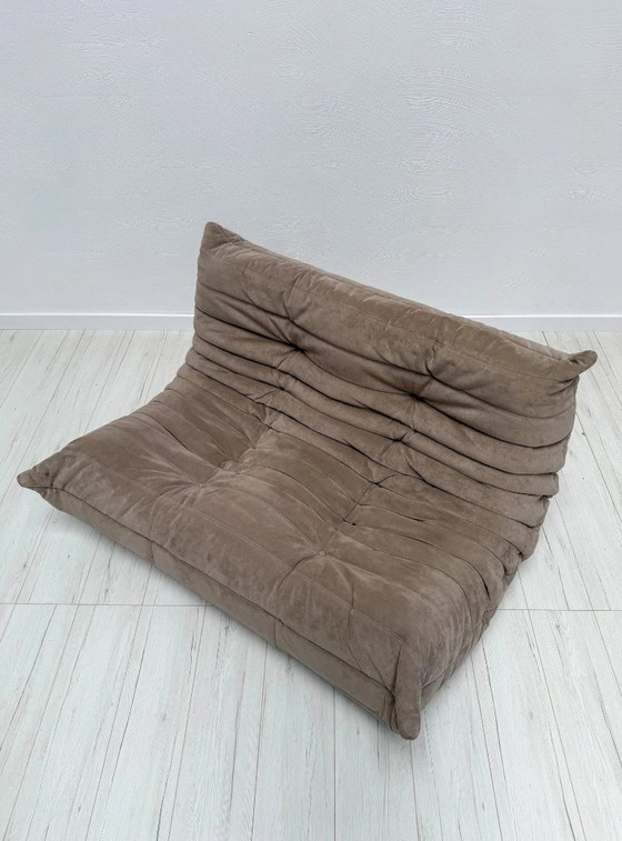 Image 1 of Originales Ligne Roset Togo 2-Sitzer-Sofa von Michel Ducaroy, taupefarbener Alcantara, 1995