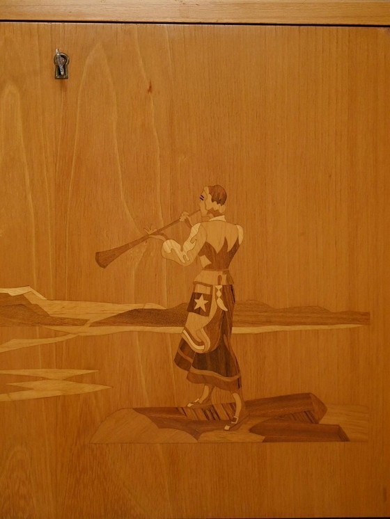 Image 1 of Skandinavischer Ulmenholzschrank aus den 1940er Jahren mit Intarsien