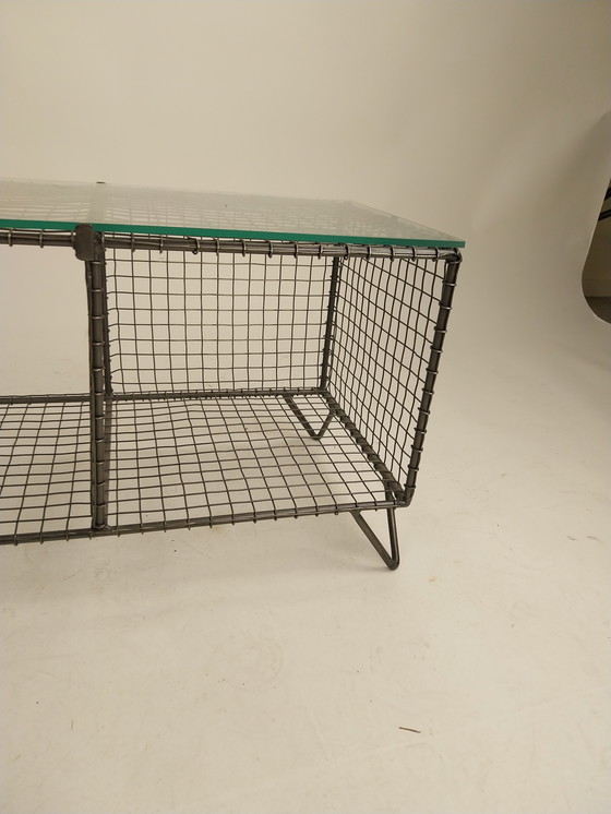 Image 1 of 1 x armoire en fil d'acier avec plateau en verre Années 1980