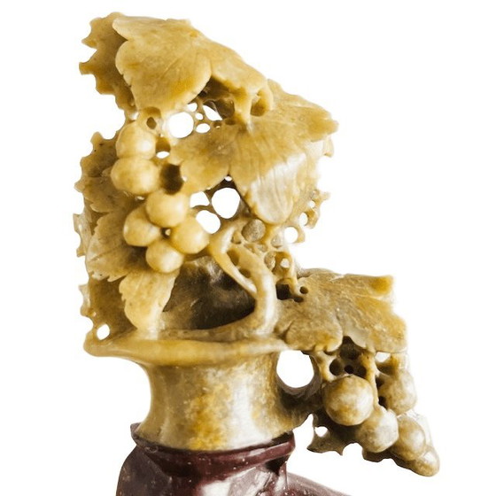 Image 1 of Figurine vintage chinoise en stéatite sculptée à la main représentant une grappe de raisin avec feuilles et raisins, années 1960