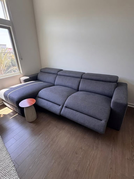 Le canapé est entièrement électrique (fauteuils à mouvement électrique) et s'incline à 117 pouces de large.