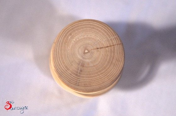 Handgefertigte Massivholz-Rassel mit 2 Ringen, Made in France, 9x3.5cm – Le bois de Bouscagne (photo 4 of 6)
