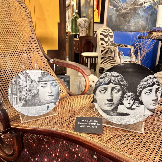 Image 1 of Paar porseleinen borden “Tema e Variazioni 223 en 205”, Fornasetti Milano, s. XX – Italië