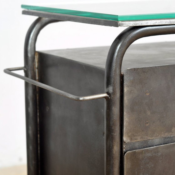 Image 1 of Set Bauhaus nachtkastjes van ijzer en glas, jaren 1920