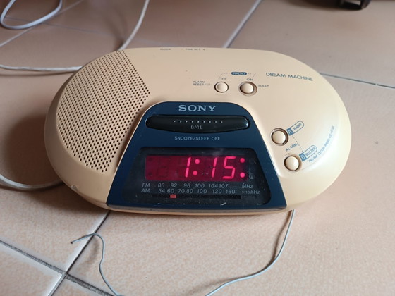 Sony vintage 80s alarm clock radio, Plastic, Beige (photo 4 of 6)