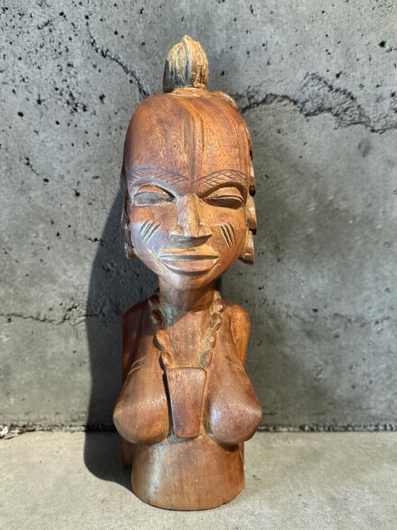 Image 1 of Wunderschöne, handgeschnitzte Holzstatue einer weiblichen Figur im afrikanischen Stil, aus der Zeit um 1960.