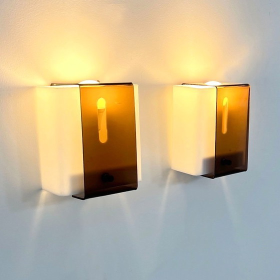Image 1 of Ein Paar Space Age Smoke-Wandlampen aus Plexiglas, 1970er Jahre