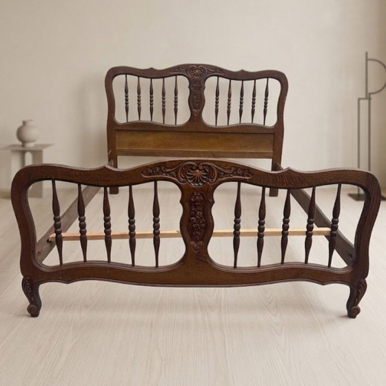 Image 1 of Struttura letto vintage in legno intagliato, con testiera e pediera ornamentali, prima metà del XX secolo.
