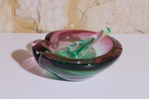 Asbak met stamper van groen en fuchsia glas in de stijl van Murano Sommerso, 17x6 cm – decoratieve objecten