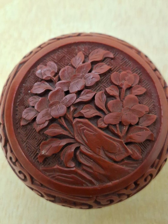 Image 1 of Tasse à encre rouge de Chine avec des fleurs sculptées à la main - vers 1940