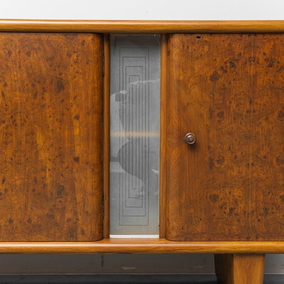 Image 1 of Aparador antiguo de madera de nogal con vetas y detalles decorativos de los años 40.