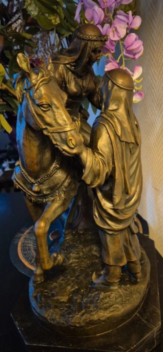 Image 1 of Estatua de bronce de una pareja beduina a caballo