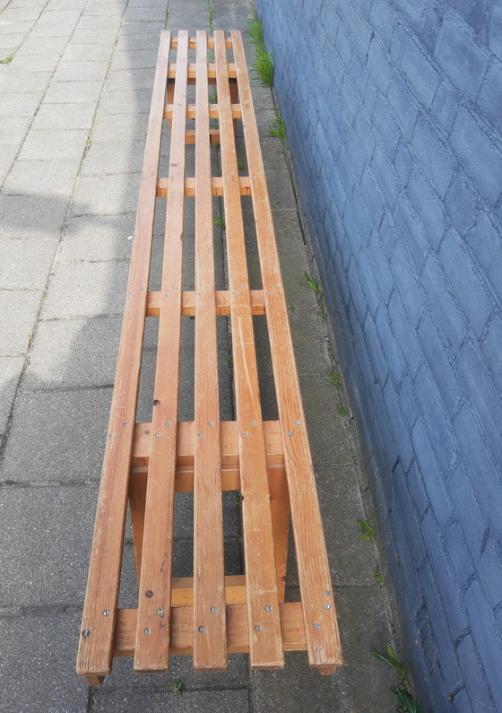 Image 1 of Wunderschöner antiker hölzerner Schulschreibtisch mit Lattenrost, 250 cm lang, Mid-Century