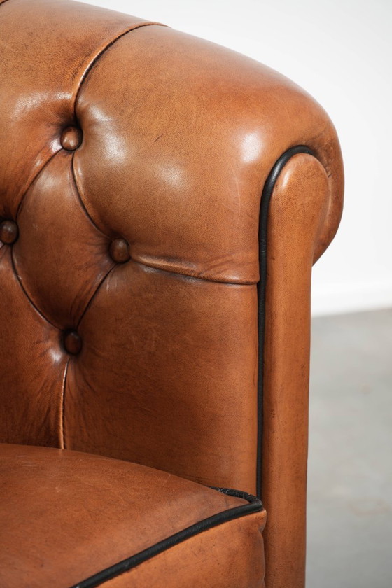Image 1 of 2 Chesterfield-Clubsessel im englischen Stil mit Schaffellbezug in gutem Zustand