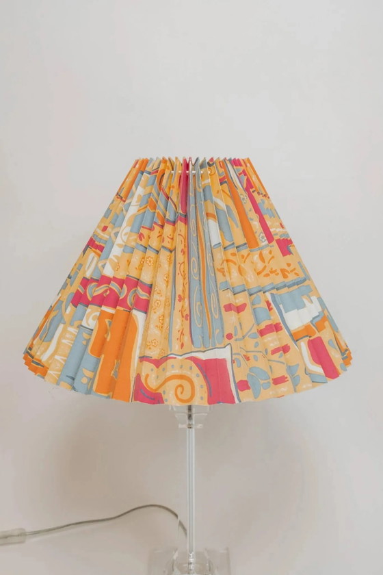 Lampada da tavolo vintage in ottone con plexiglas, anni '90. – Lampade da tavolo (photo 4 of 6)