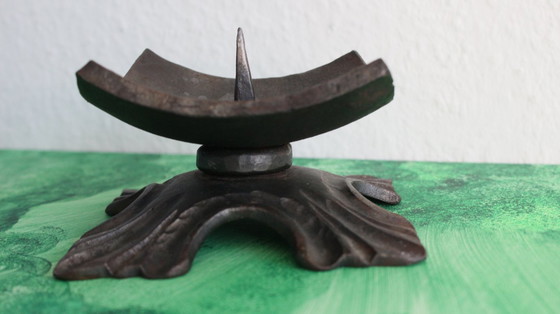 Image 1 of Candeliere antico in bronzo massiccio su 4 piedi con grande piatto quadrato per candele