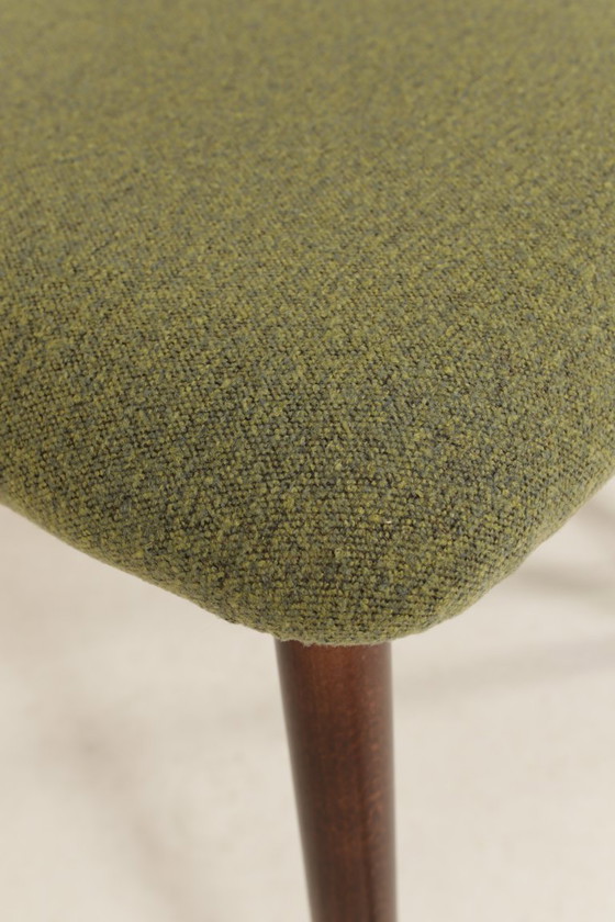 Image 1 of Set moderno di 6 sedie da pranzo, in tessuto verde avocado e legno di faggio noce scuro.