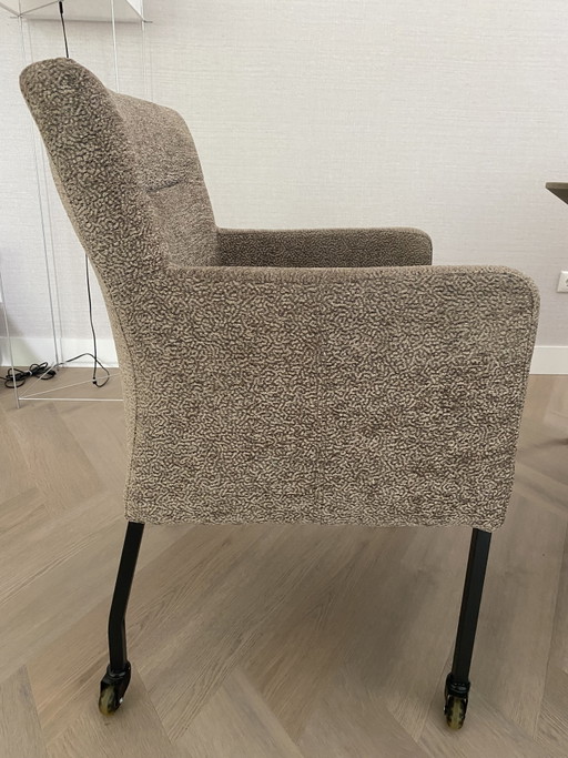 6x eetkamerstoelen Bodhi Bolt in lichtbruine stof met stalen poten en skate wieltjes