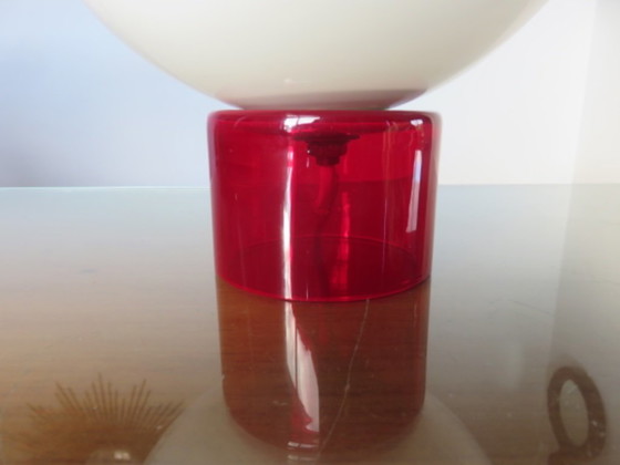 Lampada anni '70, opalina bianca e vetro traslucido rosso – Lampade da tavolo (photo 2 of 10)