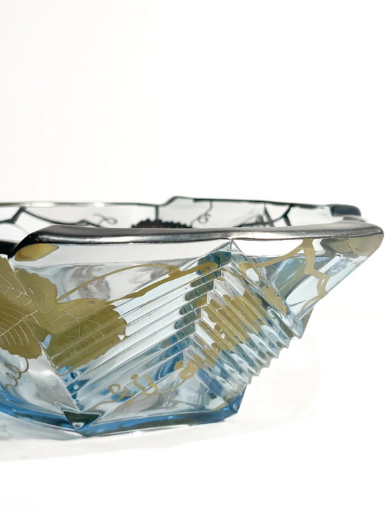 Centro de mesa de cristal Art Nouveau de la década de 1920 con decoraciones de metal plateado. (photo 9 of 10)