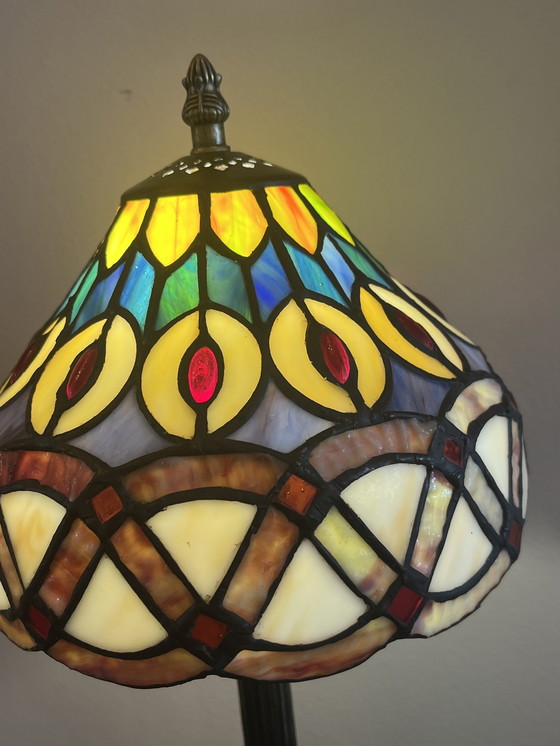Image 1 of Vidrieras Tiffany Twenties Style Lámpara de mesa Motivo de plumas de pavo real