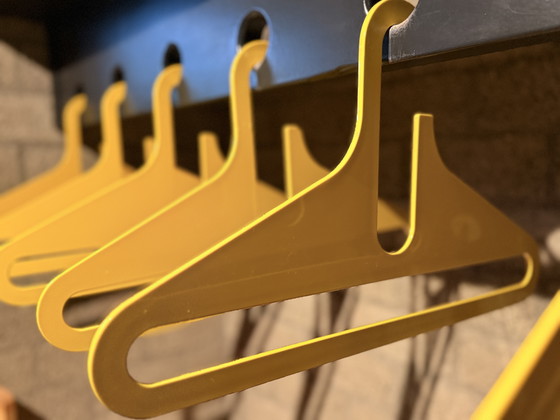 Image 1 of 9 kledinghangers van Ingo Maurer