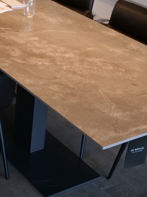 Metaform Carré dining table