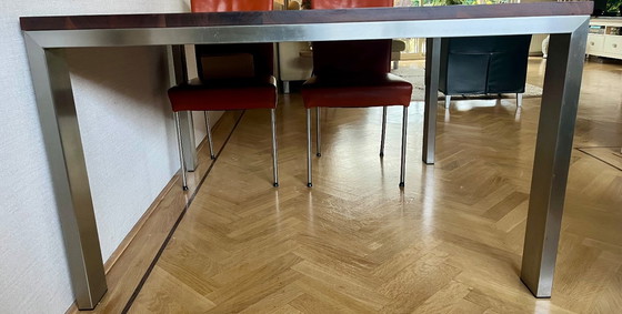 Image 1 of Tavolo “The Bridge” in noce con gambe in acciaio inox