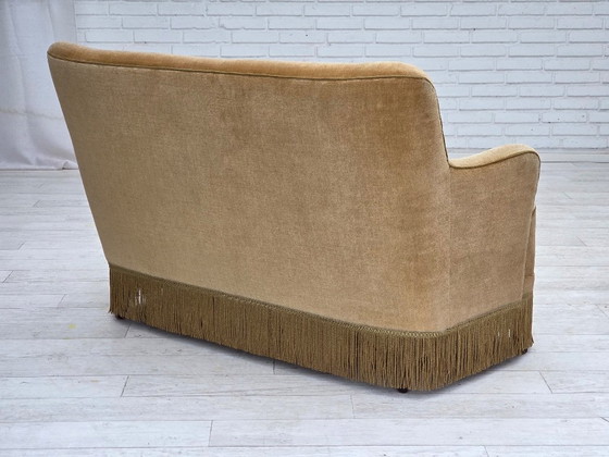 Image 1 of Sofá danés de 2 plazas, década de 1970, tapizado en terciopelo verde claro.