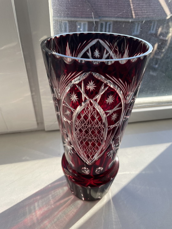 Image 1 of Boheemse of Poolse rode handgeslepen kristallen vaas - Vintage - Robijn/cranberry overlay