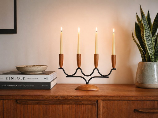 Candelabro danés de teca y metal negro de estilo moderno de mediados de siglo – década de 1960