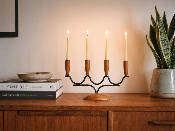 Image 1 of Candelabro danés de teca y metal negro de estilo moderno de mediados de siglo – década de 1960
