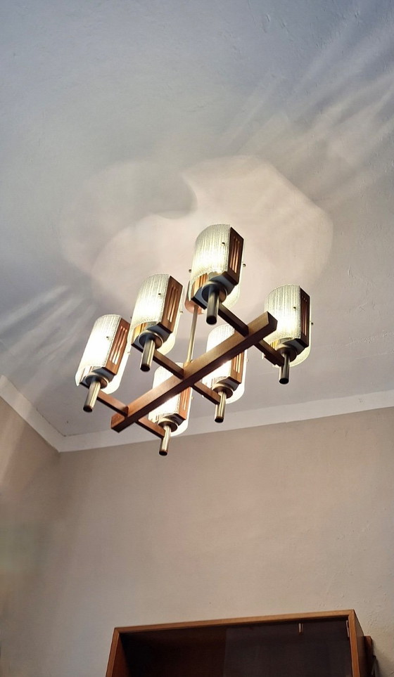 Image 1 of Brutalistische kroonluchter van teakhout en kunstglas, Italië, jaren 60