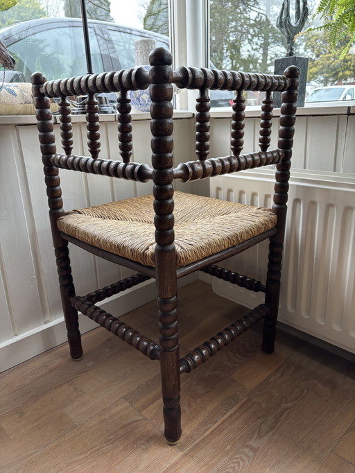 Silla de esquina antigua de bolillos