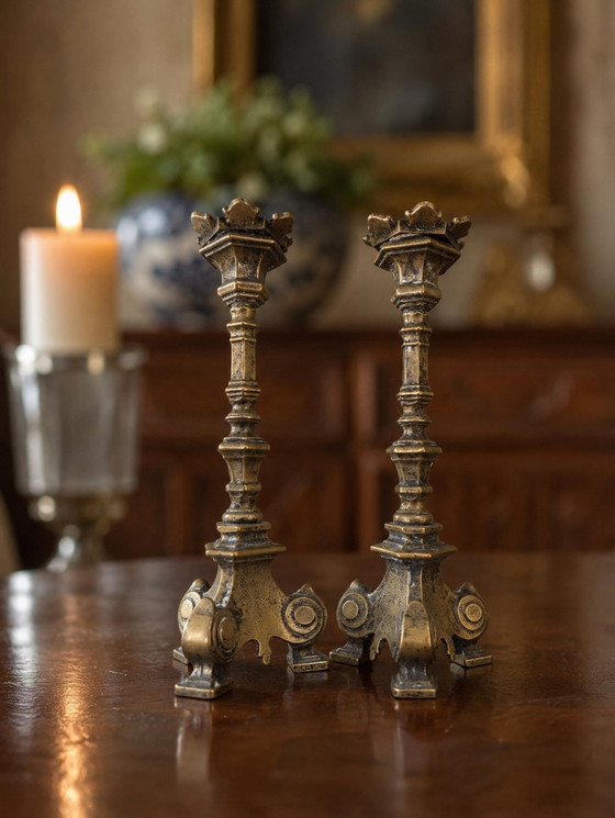 Image 1 of Set van 2 antieke bronzen/messing altaarkandelaars – 19e eeuw – Gothic Revival
