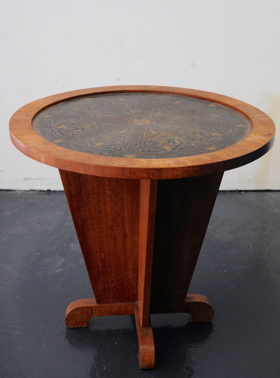 Image 1 of Una mesa para fumar Art Decó con una tapa de latón decorada.