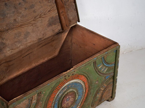 Malle ancienne sculptée style art populaire (c.1900) #79 – Armoires de rangement (photo 23 of 40)