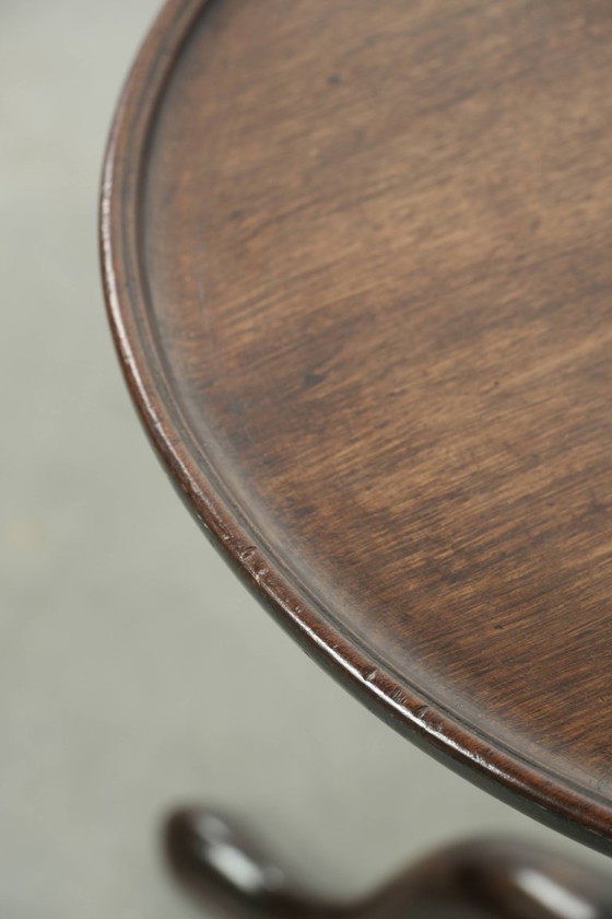 Image 1 of Charmante antieke Engelse ronde bijzet/ wijntafel uit eind 18e/ begin 19e eeuw met een prachtige diep en warm patina