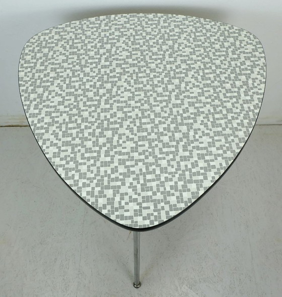 Image 1 of Mesa de centro de tres patas de los años 50 con tablero de formica y patas cromadas inclinadas.