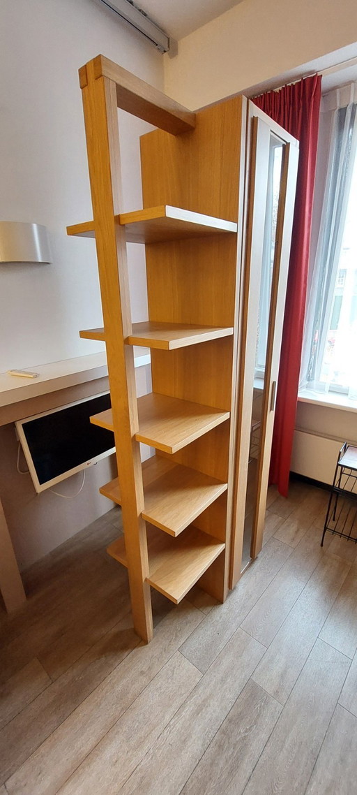 Vetrina con ripiani in vetro e ripiani accoppiati