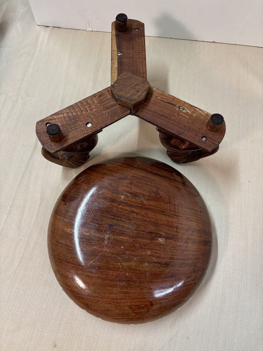 Schaal vintage handgemaakte schaal drie knielende olifanten