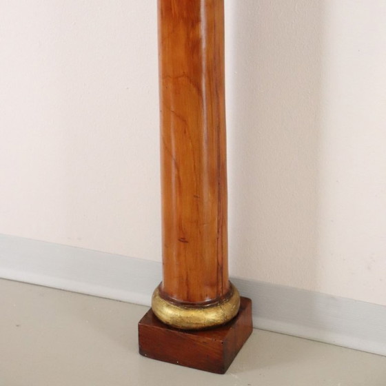 Image 1 of Consola de madera de cerezo con tablero de mármol, principios del siglo XIX.