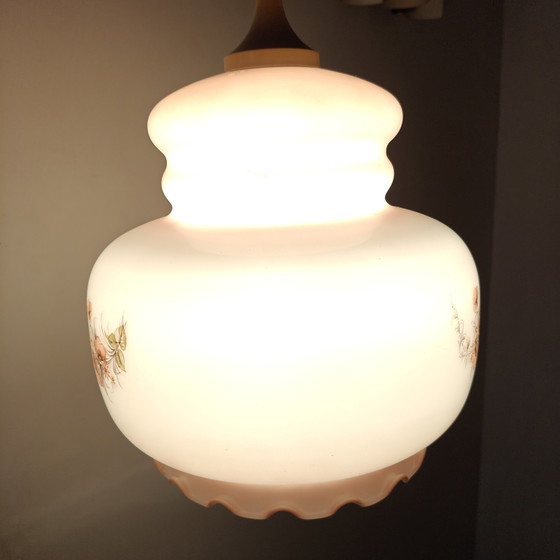 Image 1 of Lampada a sospensione vintage belga in vetro opalino con decorazioni floreali – Plafoniera in vetro rosa latte