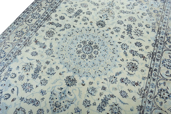 Image 1 of Handgeknoopt Nain 9La oosters tapijt - 291 x 195 cm - Fijne details met zijde in crème en blauw